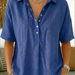 Blaue Kurzarmbluse mit Kragen und Knopfleiste, getragen von einer Frau | Fashion Peak