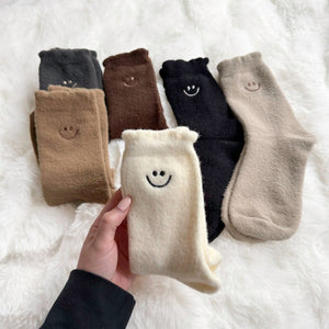 Flauschige Kuschelsocken mit Smiley-Stickerei in mehreren Farben, teilweise handgehalten | Fashion Peak