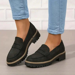 Schwarzer Plateau-Loafer mit Zierschnürung, getragen an Füßen mit Jeans | Fashion Peak