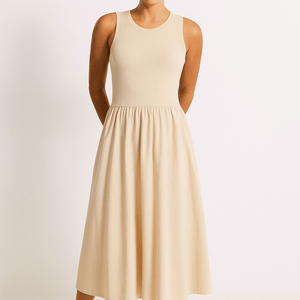 Beige ärmelloses Midi-Kleid mit A-Linie, getragen von lächelnder Frau | Fashion Peak