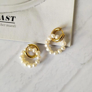 Goldene Ohrringe mit Perlen, Doppelring-Design, flach liegend auf Marmor | Fashion Peak