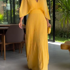 Gelbes plissiertes Maxikleid mit V-Ausschnitt, von Frau getragen, Fledermausärmel | Fashion Peak