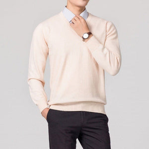 Cremefarbener Strickpullover mit V-Ausschnitt, getragen von einem Mann, Halbkörperaufnahme | Fashion Peak