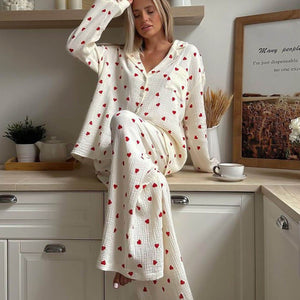 Cremefarbenes Pyjama-Set mit Herzchen-Print, langärmelig, von Frau getragen | Fashion Peak