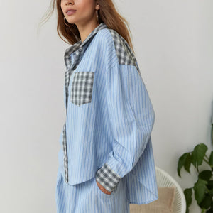 Blau gestreiftes Pyjama-Hemd mit Karo-Details, getragen von einer Frau | Fashion Peak