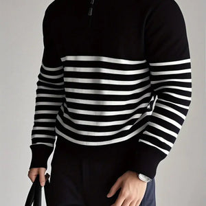 Schwarzer Herren Half-Zip Pullover mit gestreiftem Muster, getragen von Mann | Fashion Peak