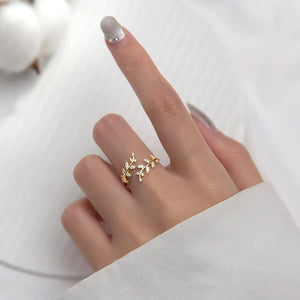 Goldener Ring mit Blattmotiv und Zirkonia, am Finger getragen | Fashion Peak