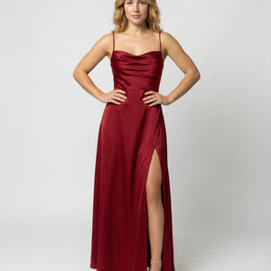 Weinrotes Satin-Maxikleid mit Beinschlitz und dünnen Trägern, von Frau getragen | Fashion Peak