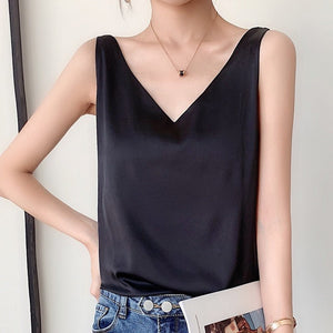 Schwarzes Satin-Top mit V-Ausschnitt, ärmellos, von Frau getragen | Fashion Peak