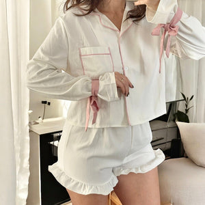 Weißer Damen-Schlafanzug mit rosa Schleifen, Langarmshirt und Rüschen-Shorts, getragen | Fashion Peak