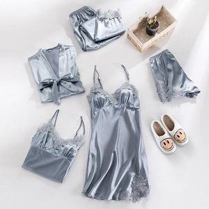 Graues Satin-Schlafanzug-Set mit Spitze, flach liegend, fünf Teile | Fashion Peak
