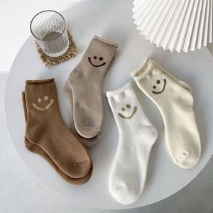 Vier Baumwollsocken mit Smiley-Stickerei in Braun Beige Weiß Creme, flach liegend | Fashion Peak