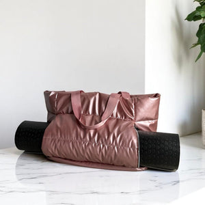 Rosa gesteppte Sporttasche mit schwarzer Yogamatte, freistehend auf Marmorplatte | Fashion Peak