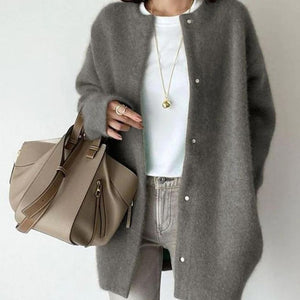 Graue lange Strickjacke mit Knöpfen, getragen von einer Frau mit Handtasche | Fashion Peak