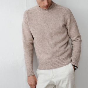 Beiger meliert gestrickter Rundhals-Pullover, von Mann getragen, mit weißer Hose | Fashion Peak