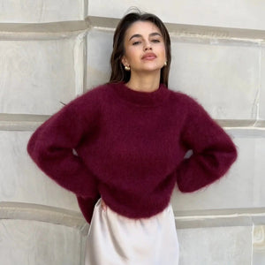 Weinroter flauschiger Oversized-Strickpullover, getragen von Frau vor Steinwand | Fashion Peak