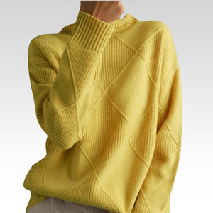 Gelber Rollkragenpullover mit Rautenmuster aus Strick, getragen von einer Frau | Fashion Peak