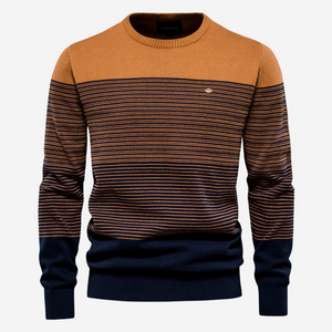 Herrenpullover in Orange und Marineblau gestreift, gerippter Rundhalsausschnitt, freigestellt | Fashion Peak