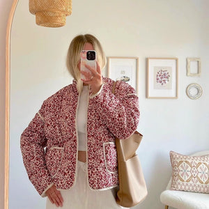 Rot-weiß geblümte gesteppte Jacke, von Frau vor Spiegel getragen | Fashion Peak