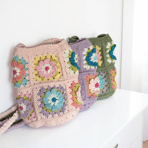 Drei gehäkelte Umhängetaschen mit Blumenmuster in Rosa, Lila und Grün | Fashion Peak