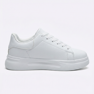 Weißer Plateausneaker mit Schnürung, freigestellt ohne Person oder Mannequin | Fashion Peak