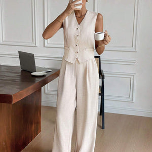 Beige Weste und weite Hose, getragen von Frau im Büro | Fashion Peak