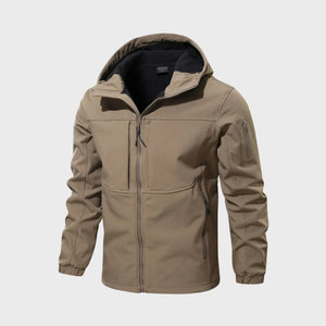 Beige Softshell-Jacke mit Kapuze und Reißverschluss, freigestellt ohne Person getragen | Fashion Peak