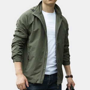 Olivgrüne Windbreaker-Jacke mit Kapuze, Reißverschluss, von Mann getragen | Fashion Peak