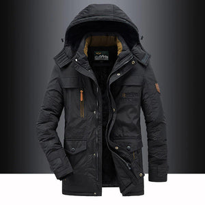 Schwarze Winterjacke mit Kapuze, mehreren Taschen, auf Mannequin präsentiert | Fashion Peak