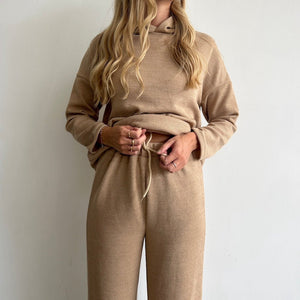 Beige Strick-Set Hoodie und weite Hose getragen von Frau | Fashion Peak