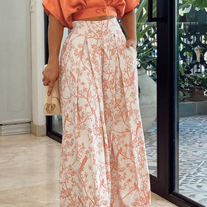 Orange Bluse mit weiter, geblümter Hose in Orange-Weiß, von Frau getragen | Fashion Peak