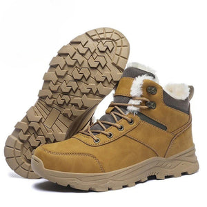 Braune gefütterte Winterstiefel mit Profilsohle, freistehend paarweise gezeigt | Fashion Peak