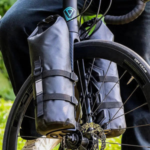 Schwarze wasserdichte Gabeltasche am Fahrrad mit Scheibenbremse montiert | Fashion Peak